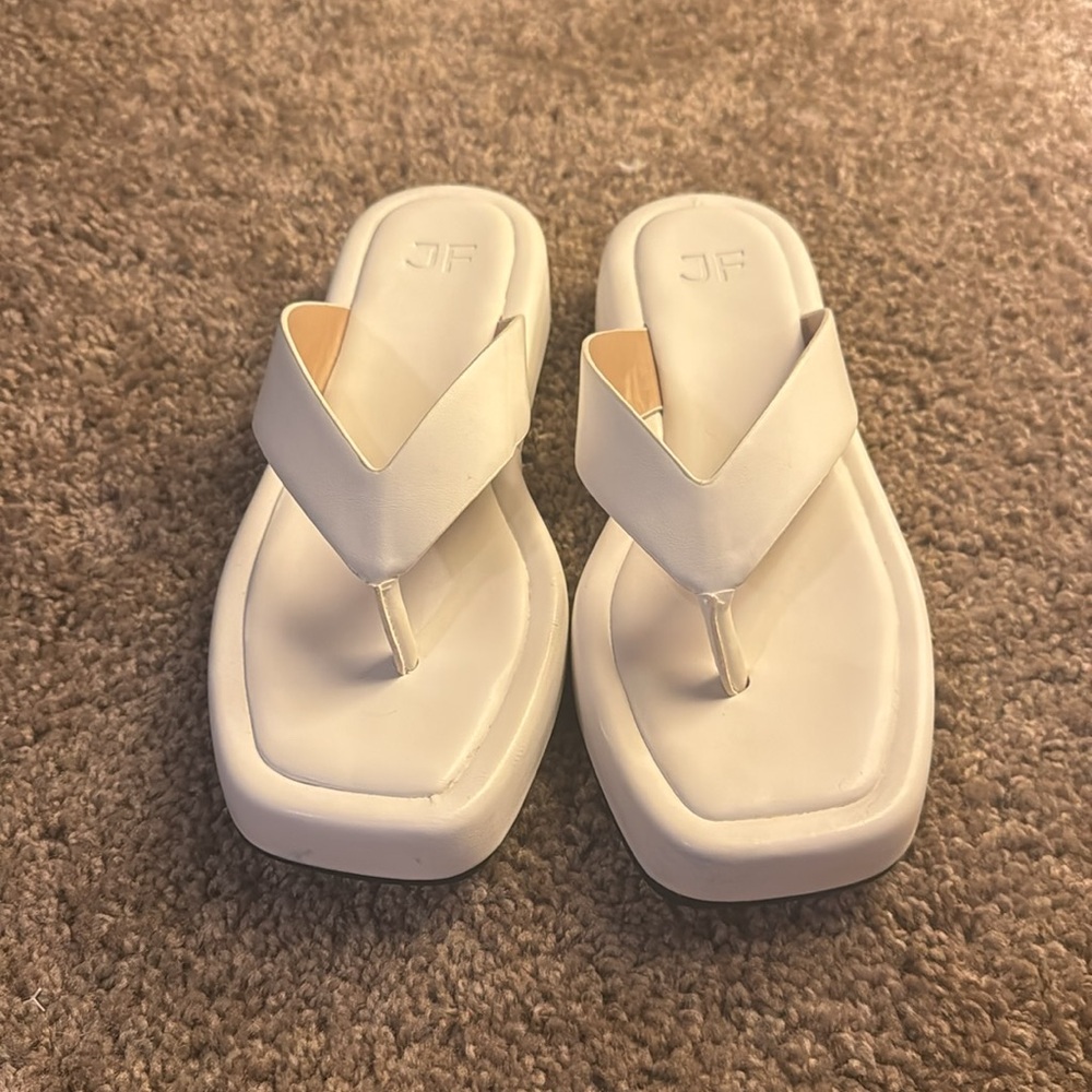 Lakey flat sandal